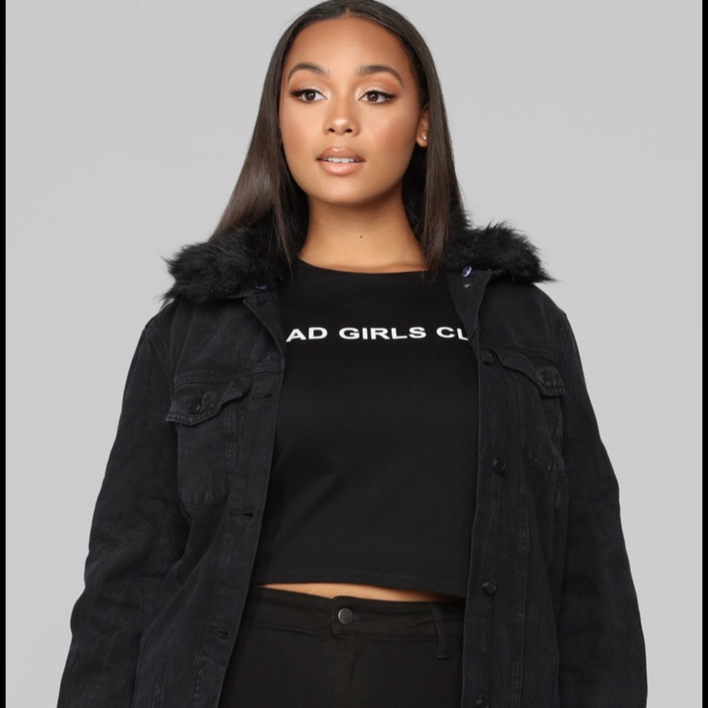 Jean jacket with faux fur attachment